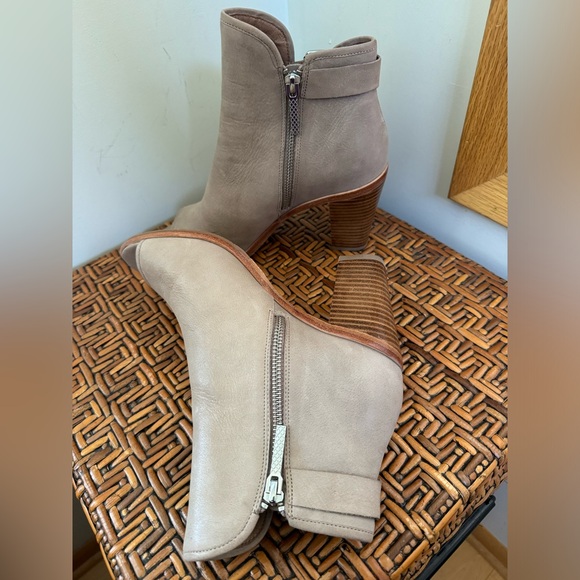 Donald J Pliner Boots in EUC 8.5M
Peep Toe Heels Taupe Leather Buckle
"Kara" - Picture 6 of 9